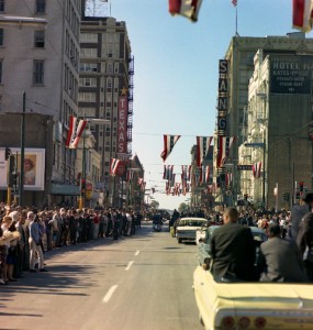 Driving through Dallas (Cecil Stoughton. White House Photographs. John F. Kennedy Presidential Library and Museum, Boston)