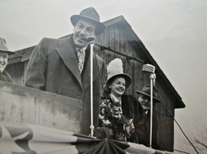 Cesar Romero addresses Town Line residents.